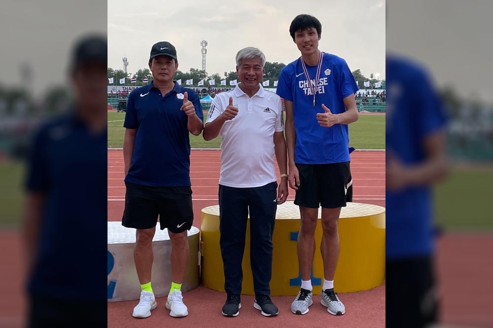 台灣好手灣傅兆玄（右）這次參加2022泰國田徑公開賽，以2.16公尺優秀成績，獲得男子組跳高金牌，亞洲田總獨立理事王景成（中）頒獎。（中華田協提供）