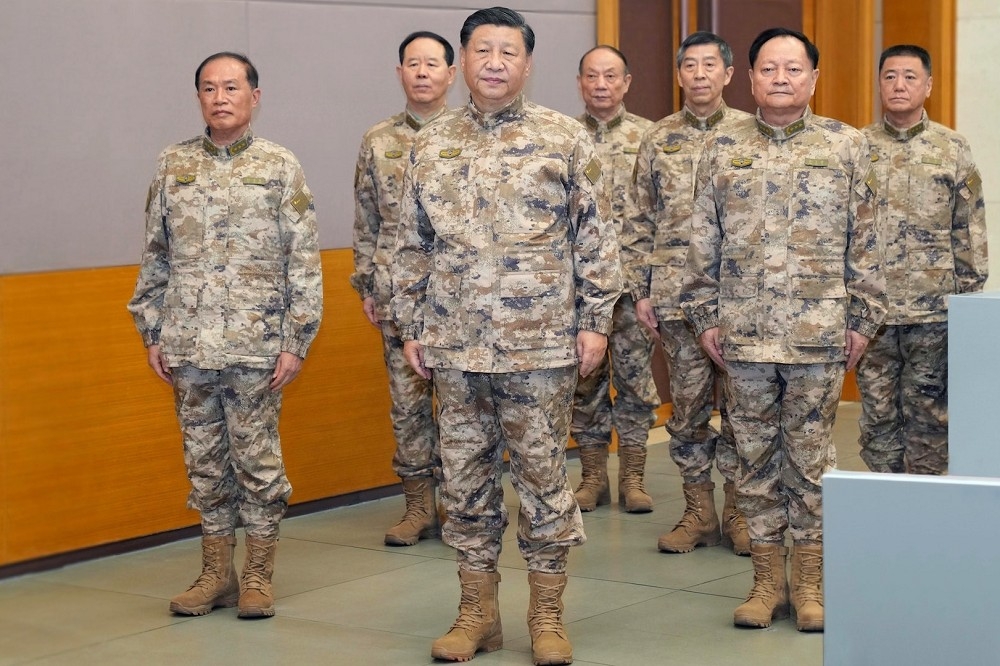 同時擔任中央軍委主席的習近平11月初和中共中央軍委委員視察軍委聯合作戰指揮中心。（取自央視畫面）