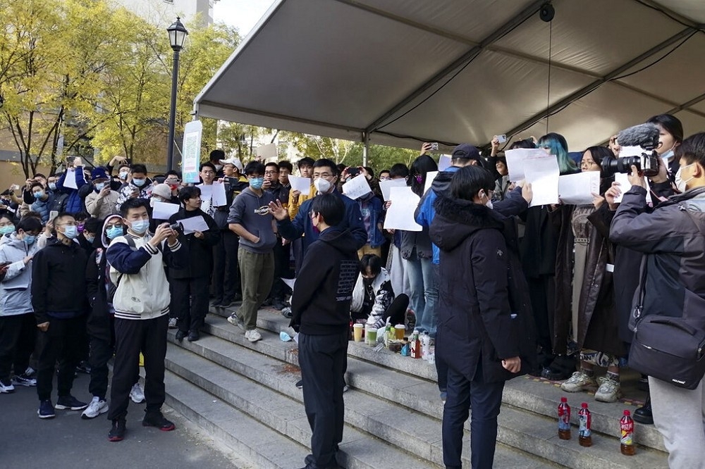北京清華大學學生27日舉行的白紙抗議活動。（美聯社）