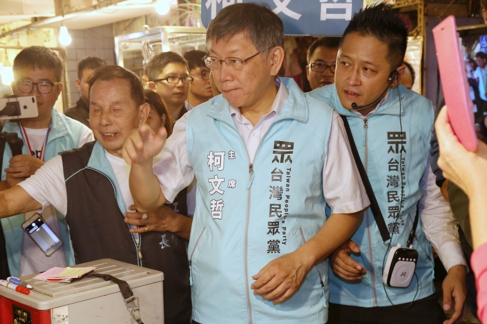 民眾黨黨主席柯文哲在上屆2020大選中，曾陪同台北第3選區立委候選人何景榮掃街拜票。（資料照片／王傳豪攝）