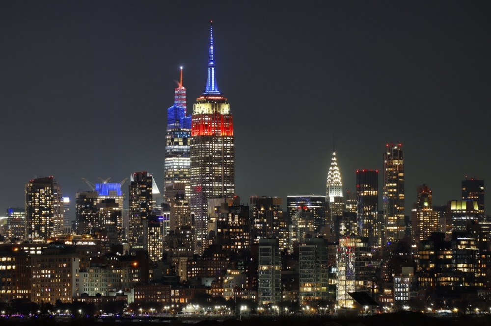 紐約帝國大廈亮起經典的紅、白、藍三色，慶祝美國在世界盃戰勝卡達。（取自推特）
