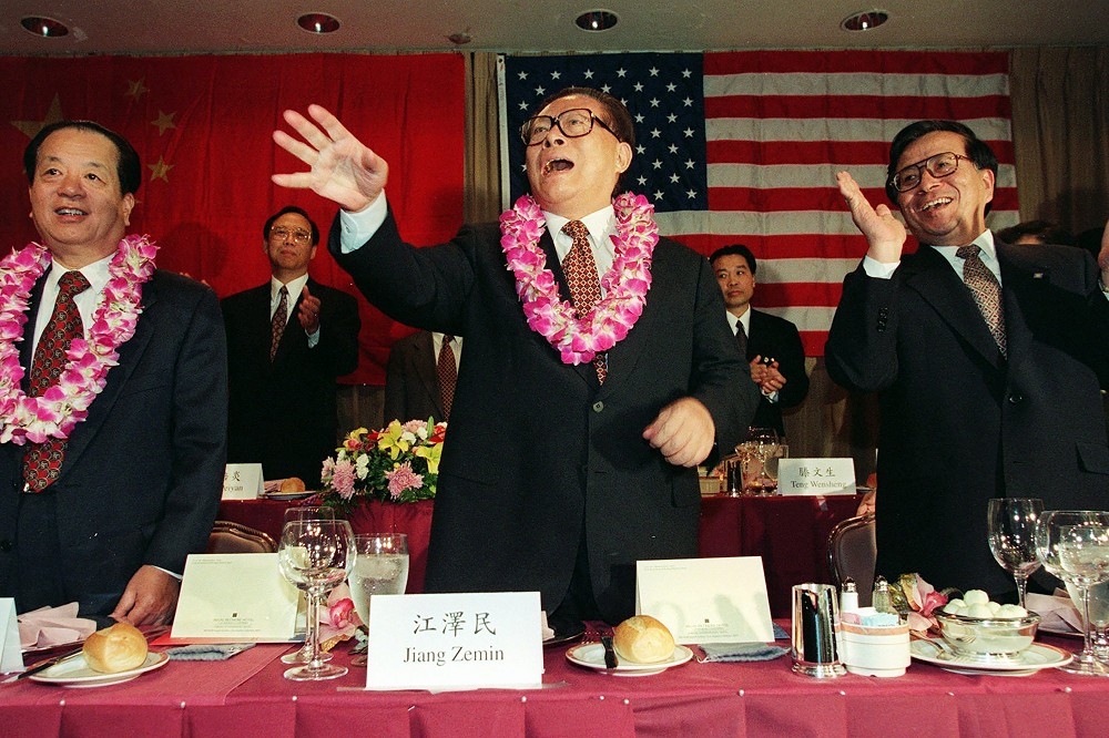 江澤民性格不拘小節，圖為他1997年訪美參加南加州華人社區舉辦的晚宴。（美聯社）
