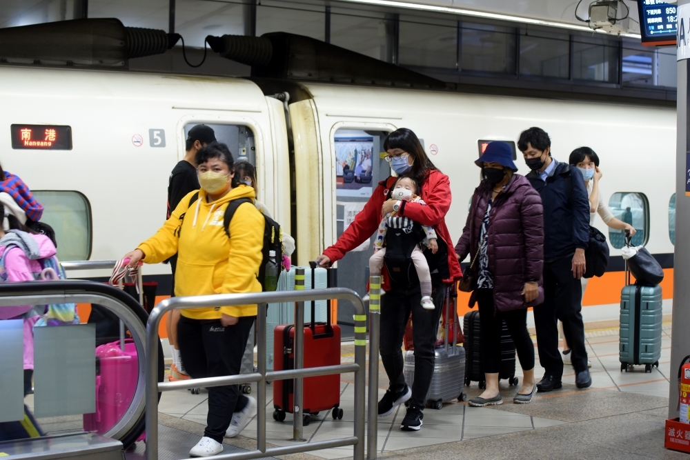 高鐵今天（30日）表示，將於跨年期間加開班次疏運，並提醒民眾乘車時仍需配戴口罩。（資料照片／張哲偉攝）