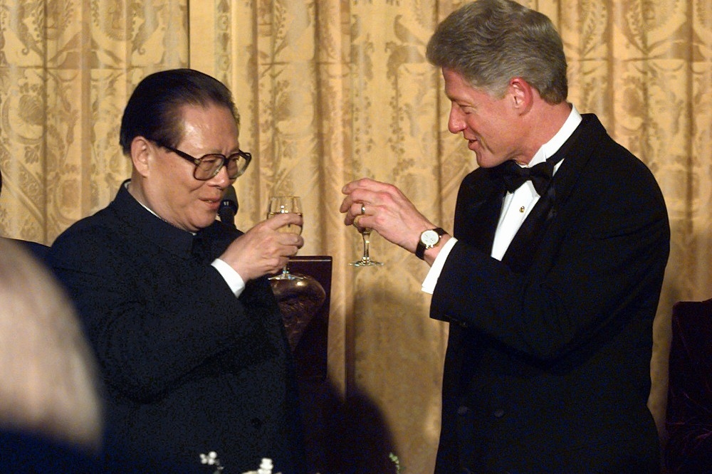 1997年江澤民訪美，接受柯林頓總統在白宮舉行的晚宴。（美聯社）