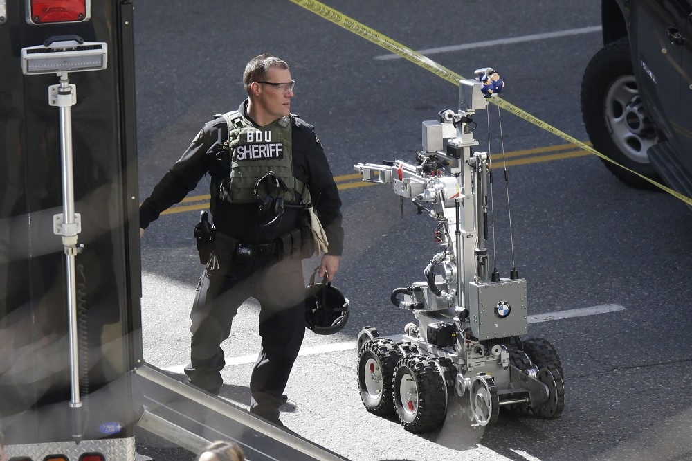 舊金山警方未來可能利用致命機器人協助執法。圖為西雅圖警方部署拆彈機器人。（美聯社）