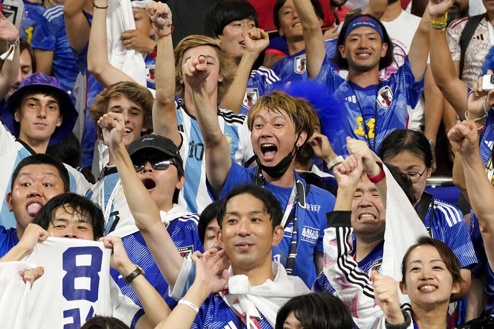 日本再度逆轉勝，球迷興奮歡呼。（美聯社）