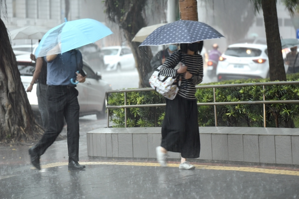 東北季風影響，中央氣象局今天（2日）發布大雨特報。（資料照片／張哲偉攝）