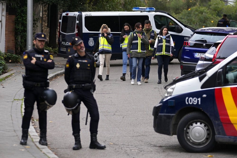 乌克兰驻马德里使馆11月30日接获邮包炸弹，导致一人受轻伤。（美联社）(photo:UpMedia)