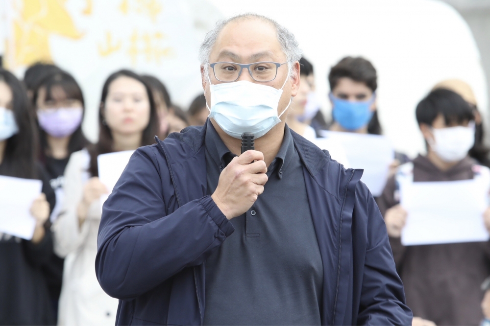 台灣烏克蘭陣線、永社等民團今天（4日）在台北自由廣場發起「白紙革命 A4Revolution 和平抗議」，台灣NGO工作者李明哲也到現場聲援。（王侑聖攝）