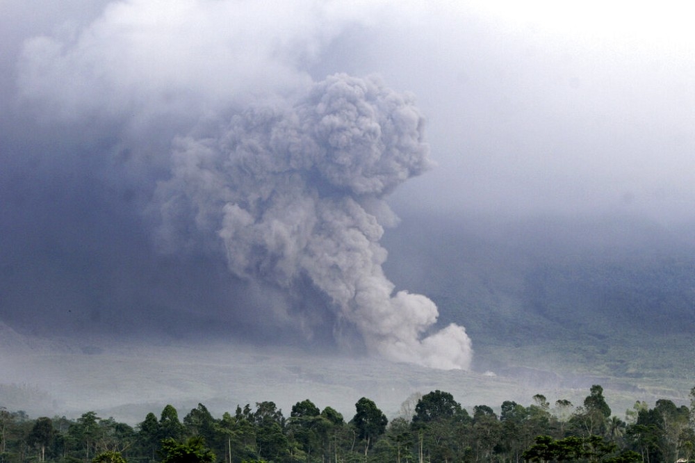 印尼塞梅魯火山爆發後，火山灰柱高度達15公里，並已飄至19公里遠。（美聯社）