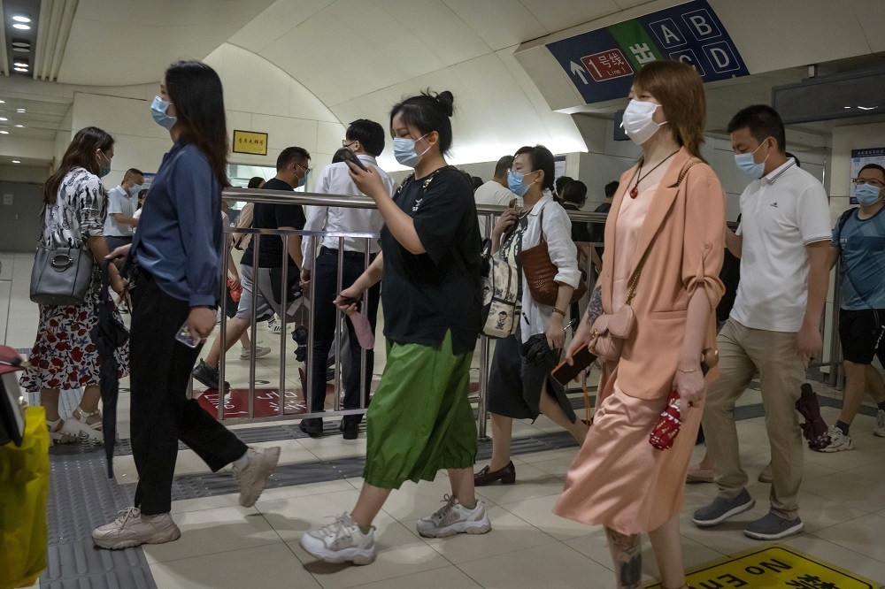 中國防疫逐步鬆綁，多個城市搭地鐵時已不須出示核酸檢測證明。（美聯社）