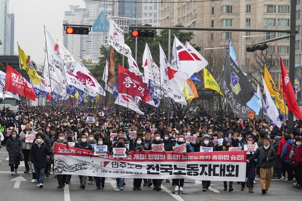 南韓總統尹錫悅將貨運罷工比做北韓核武威脅，表現毫不妥協的強硬態度。（美聯社）