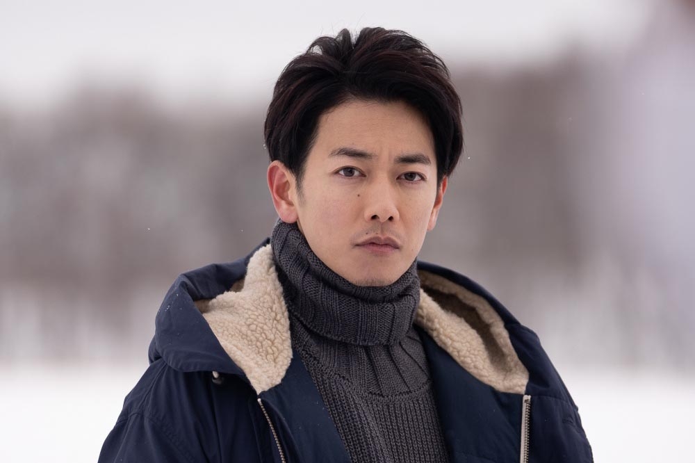 佐藤健《First Love 初戀》目光深情魅力出眾滿島光站在他身旁感到「歹勢」 -- 上報/ 流行