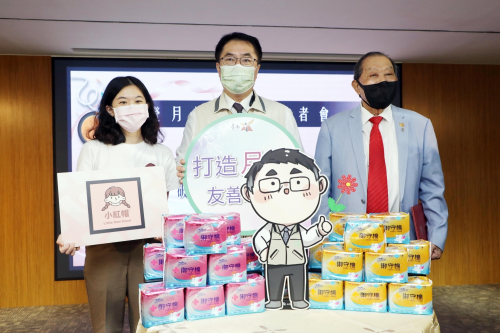 台南市政府去年8月率全國之先推動「登月計畫」提供免費生理用品給弱勢家庭女性及偏鄉女學生，如今獲得教育部的採納，全國女學生將受惠。（市府提供）