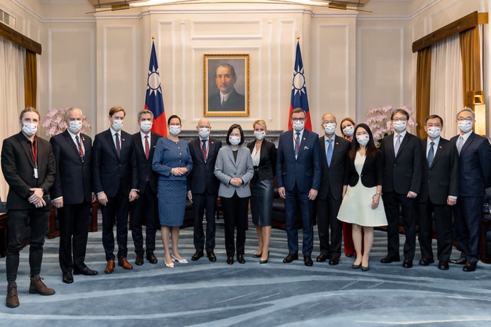 蔡英文總統與波蘭眾議院「波台國會小組」訪問團合影。（總統府提供）