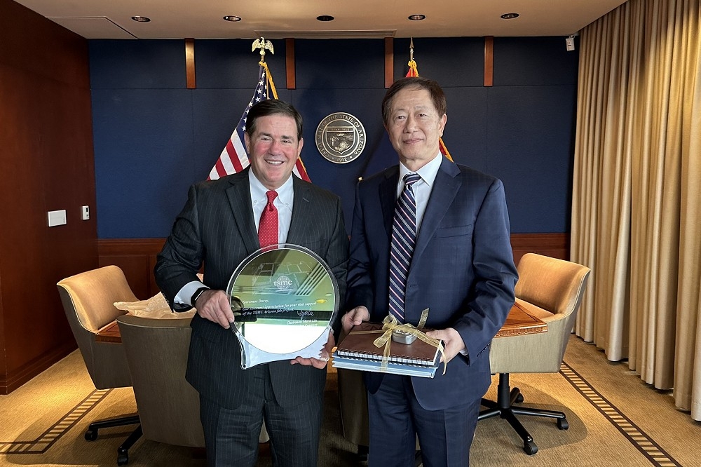 台積電董事長劉德音（右）5日拜會亞利桑那州州長杜席，並贈送晶圓紀念品。（取自Doug Ducey推特）