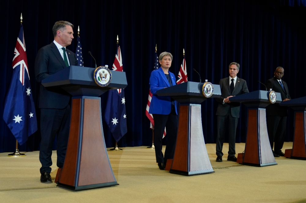 澳洲國防部長馬勒斯（由左至右）、外交部長黃英賢及美國國務卿布林肯、國防部長奧斯汀、召開「澳美部長諮商會議」，會後發布聯合聲明，重申挺台立場。（美聯社）