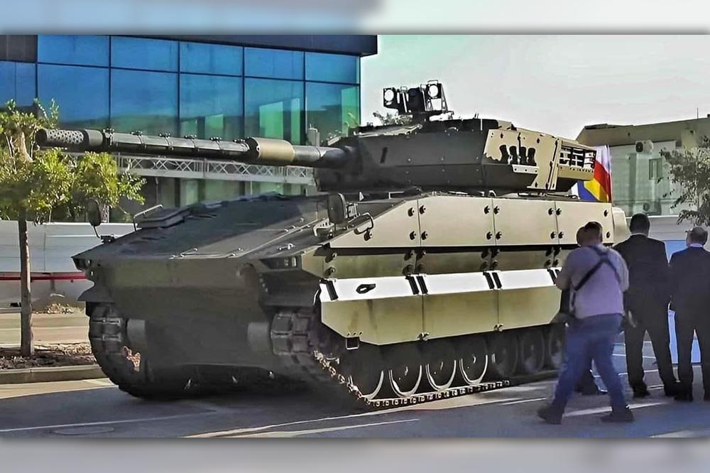 罗马尼亚防长访问海法的Elbits Systems公司总部，让Sabrah轻型战车的实车首度曝光亮相。（取自推特）(photo:UpMedia)