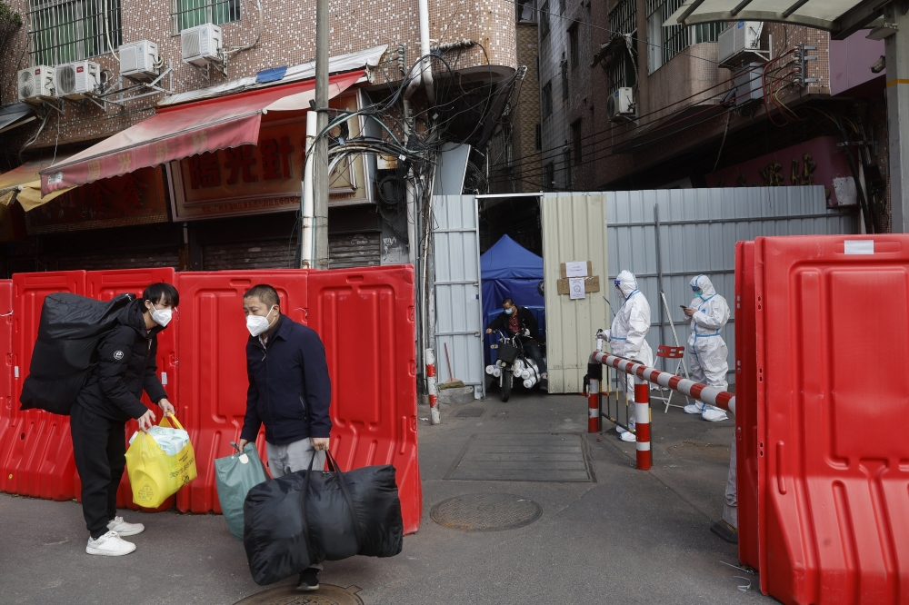 中国国务院进一步公布10项新的松绑措施。图为解除封锁的北京社区，民众终于可以返家。（美联社）(photo:UpMedia)