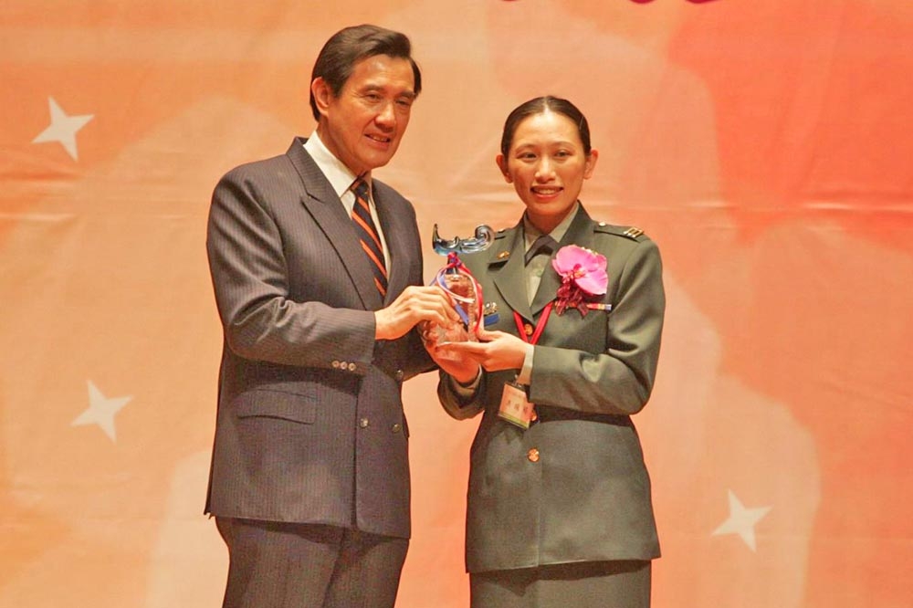 亞洲首位從美國西點軍校畢業的女軍官洪琬婷（右），日前突然申請退伍。（擷取自國防部發言人臉書粉專）