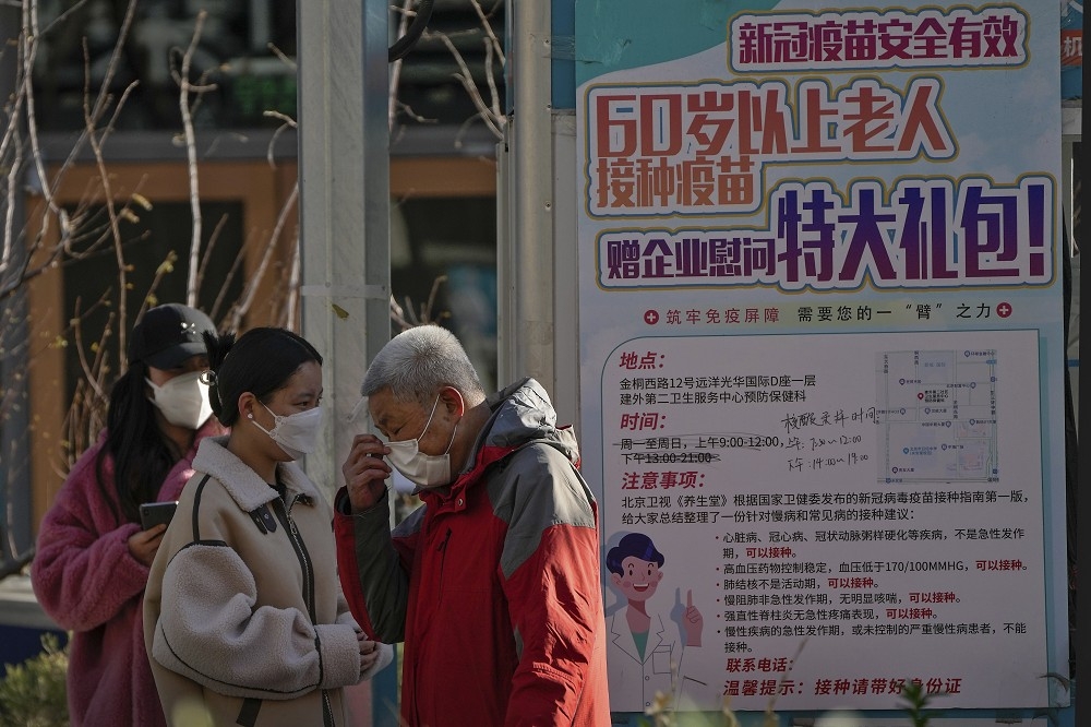 中國開始鬆綁防疫措施，但包括疫苗接種率以及重症照護能量仍然不足。（美聯社）