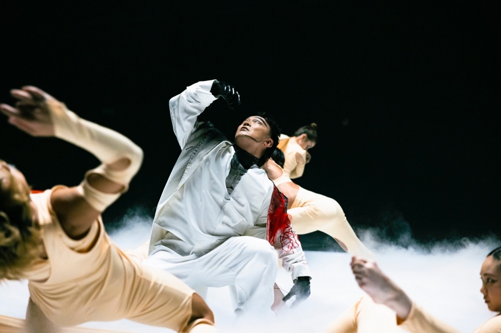 陳奕迅新歌〈人啊人〉MV在演唱會前一天釋出，想傳遞「什麼是人」的意象。（EAS Music 提供）