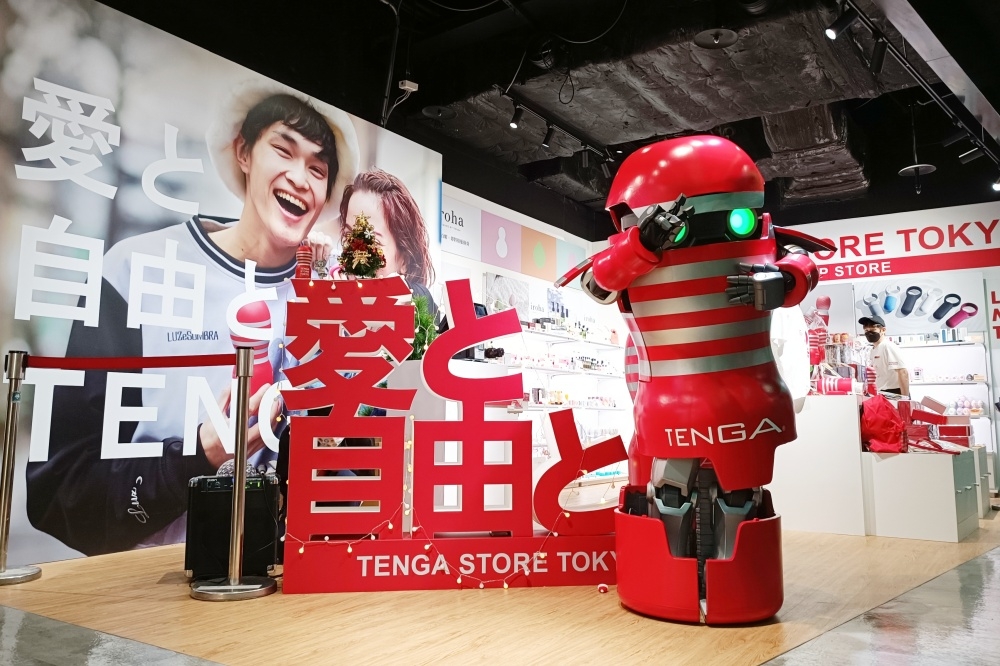 「極巨化」TENGA 機器人周末期間不定時現身店中，與消費者互動玩遊戲，凡完成指定互動還能拿六週年限定禮品。
（林冠伶攝）
