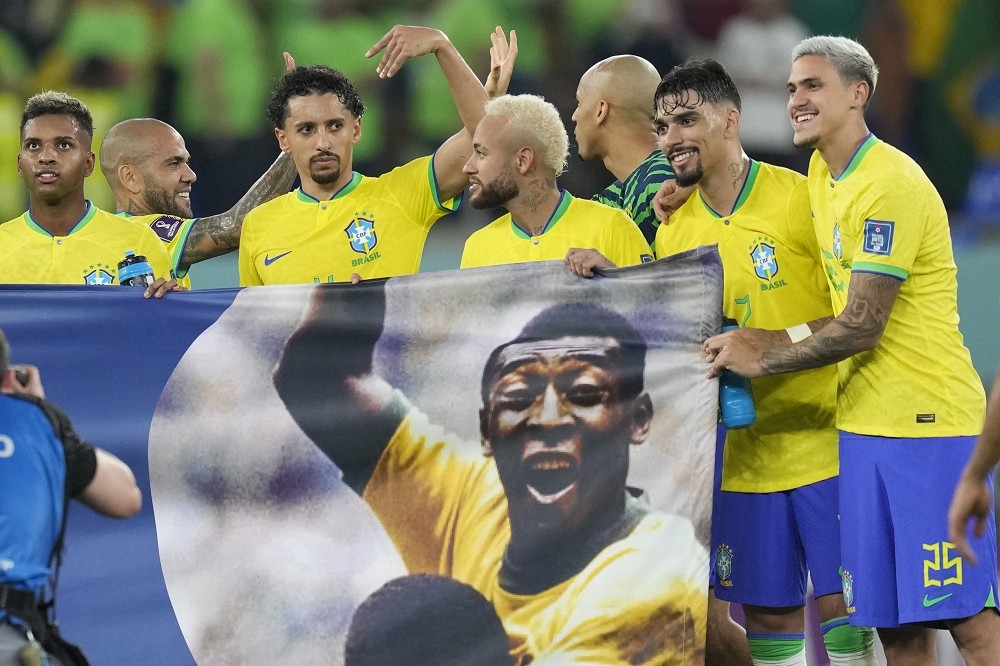 在對南韓以4比1大勝後，巴西球員秀出巴西「球王」比利（Pele）的巨幅旗幟，向其致敬。（美聯社）