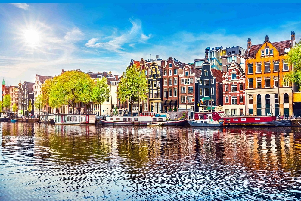 易飛網雙12優惠，4人同遊歐洲折扣12,120元，賞絕美阿姆斯特丹運河景色。(易飛網提供)