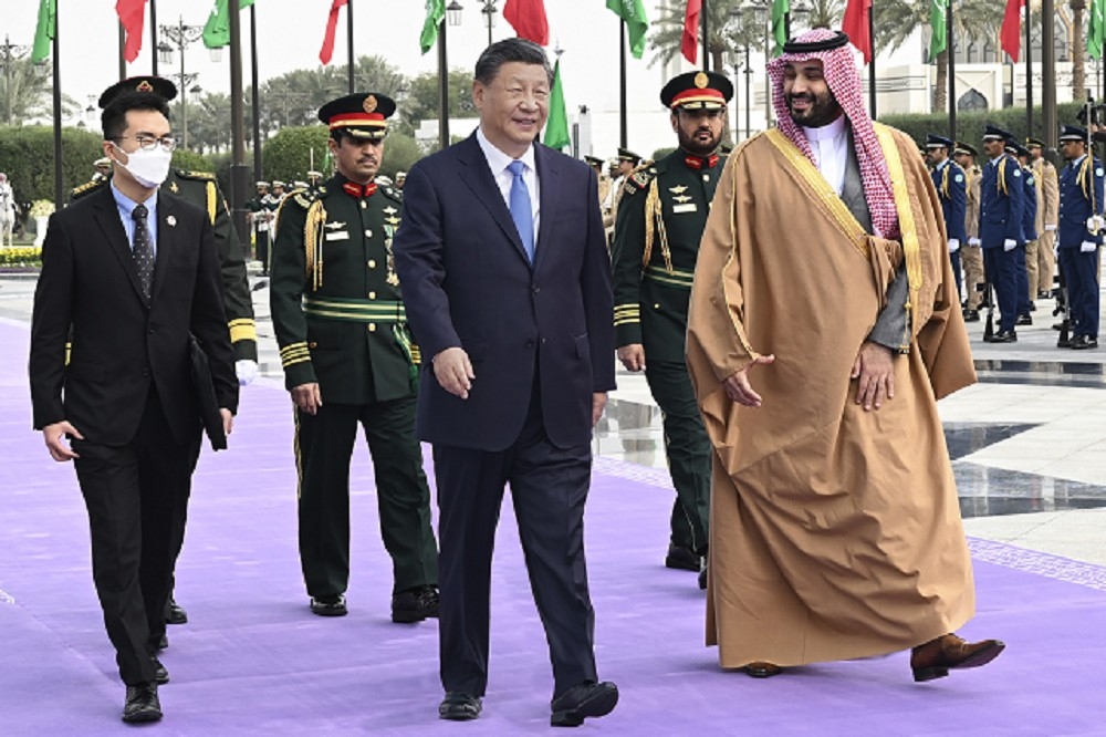 沙烏地阿拉伯王儲8日歡迎習近平來訪。（美聯社）