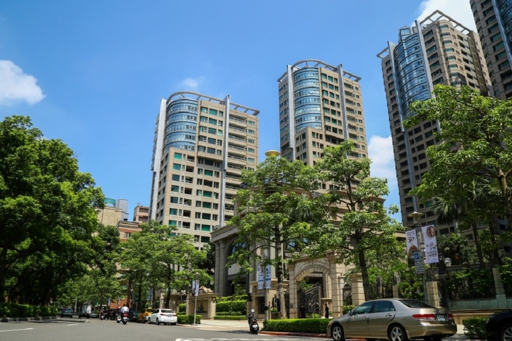 台北市仁愛路上的「帝寶」是全台最知名的豪宅之一（資料照片／陳品佑攝）