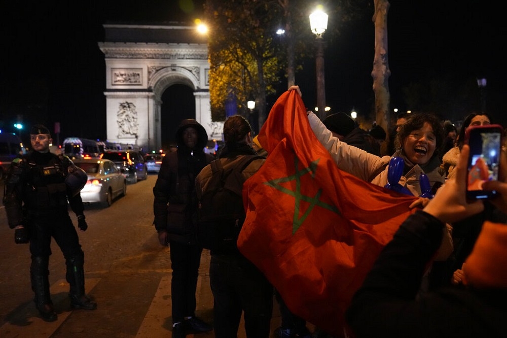 由於有大量摩洛哥人定居法國，因此在摩洛哥隊創下史上最佳紀錄之後，大批民眾走上巴黎街頭狂歡。（美聯社）