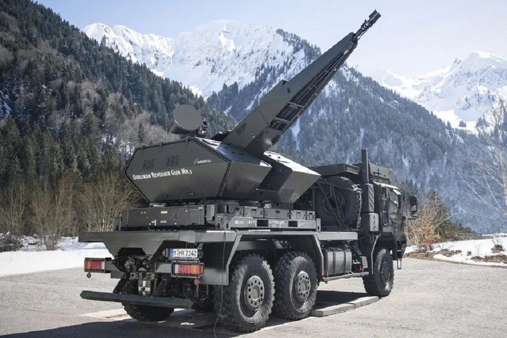 Skynex防空系統主要以HX卡車搭載的35快砲，攔截各類飛彈打不到的超低空目標。（取自萊茵金屬公司）