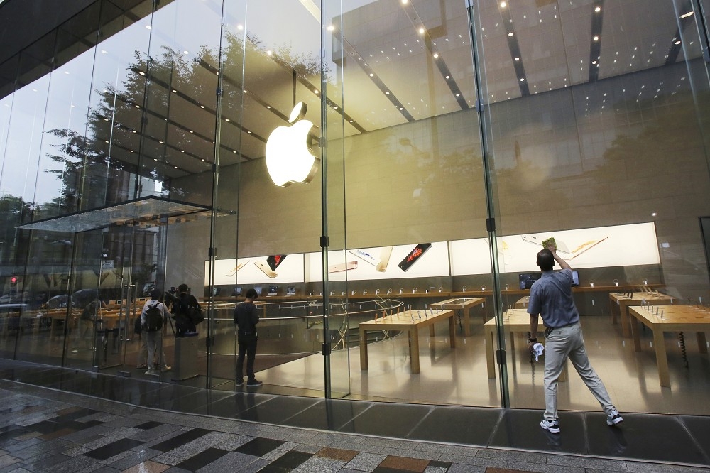 蘋果公司宣布在日本投資規模超過千億美元，圖為位於東京的Apple直營店。（美聯社）