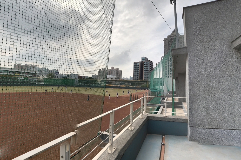 有民眾指出，桃園市立平鎮棒球場室內練習場每逢下雨天屋頂就狂漏水，造成選手訓練不便。（擷取自Google Maps）