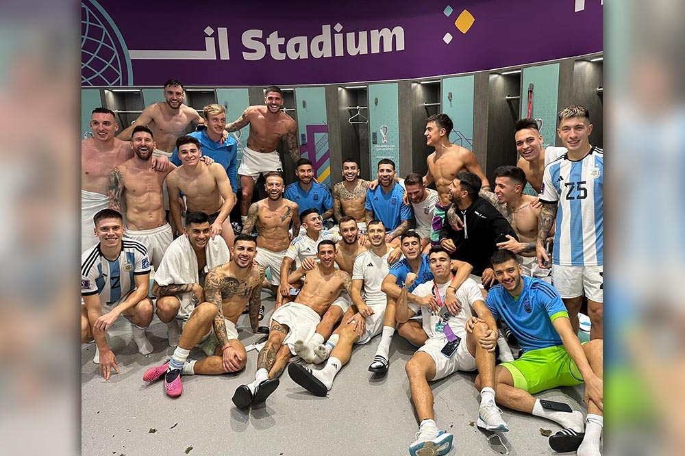 梅西臉書PO照，所有阿根廷球員嗨翻天慶祝挺進決賽。（取自梅西臉書）