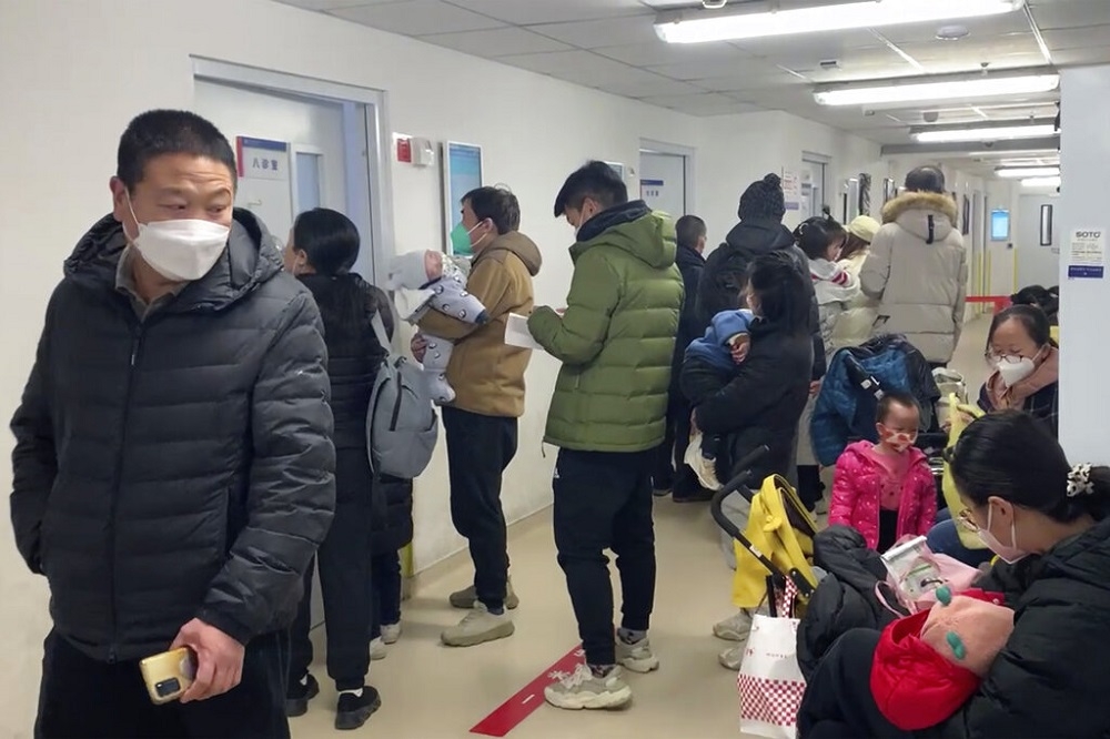 北京民众在儿童医院门诊排队就诊。（美联社）(photo:UpMedia)
