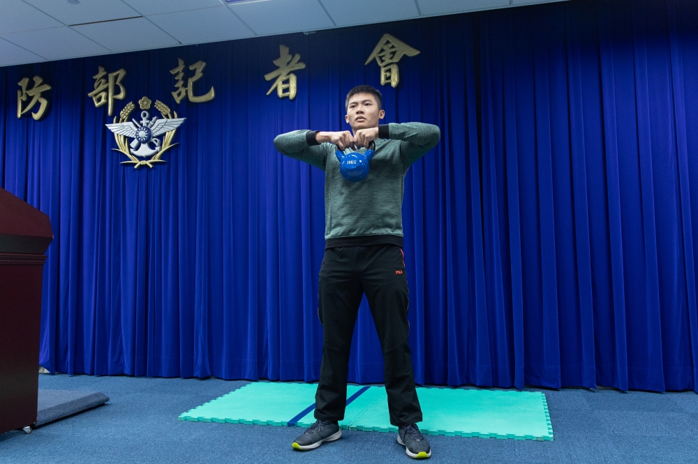 自明年元旦起，國軍新增6項體能測驗項目供官兵選擇，圖為壺鈴平舉。（國防部提供）