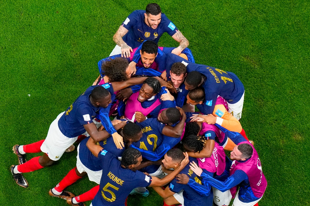 尋求二連霸的法國15日在四強賽以2:0成功踢走摩洛哥，挺進冠軍戰，今天晚間11點將對上南美強權阿根廷。（美聯社）