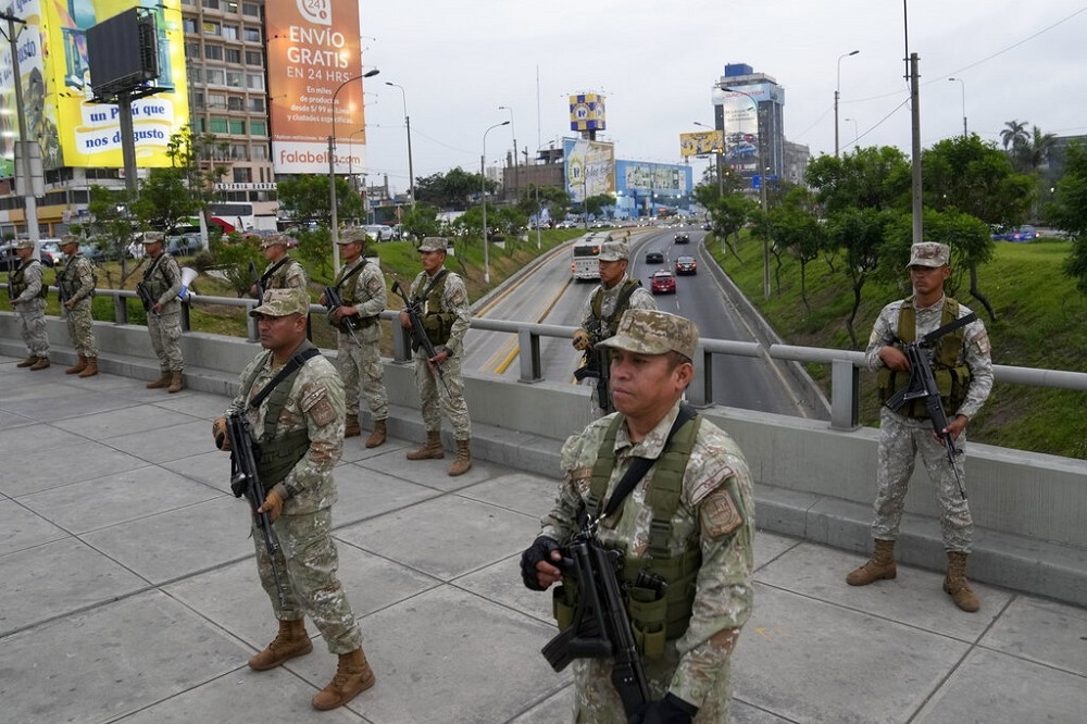 在宣布緊急狀態後，祕魯武裝部隊進駐首都利馬街頭維持秩序。（美聯社）