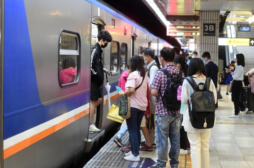 春節列車台鐵12月21日開放旅客訂票，高鐵將於12月19日公告加開班次。（資料照片／張哲偉攝）