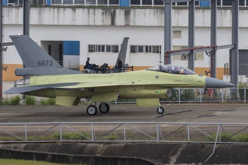 「鳳展專案」第100架F-16AM戰機，一度因下雨跑道濕滑而取消高速滑行測試。（讀者Tsungfang Tsai提供）