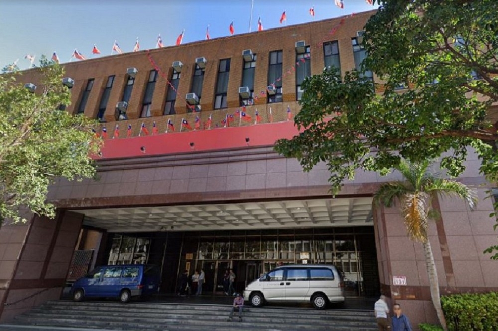 台北地檢署頂樓國旗杆，16日下午疑遭人惡搞懸掛民進黨旗。(Google Map）