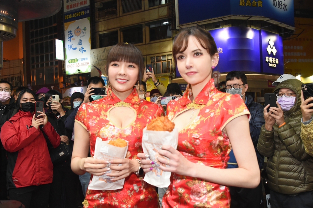田慎节（左）合体AV女优泷泽萝拉（右），发出500份谢票鸡排。（张哲伟摄）(photo:UpMedia)