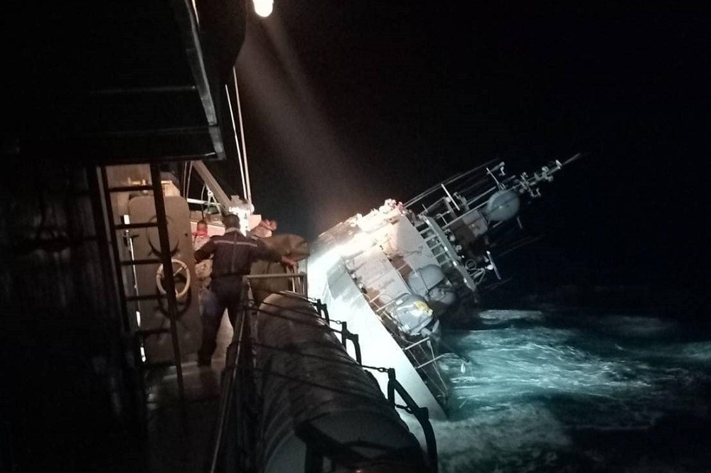 泰國海軍設法盡力搶救「素可泰號」，但最終因天氣惡劣而沉沒。圖為18日晚間設法搶救時所攝。（取自泰國皇家海軍）