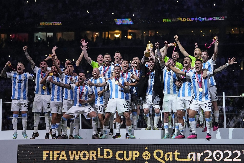 本屆卡達世足賽由阿根廷隊奪冠，梅西捧起大力神盃。（美聯社）