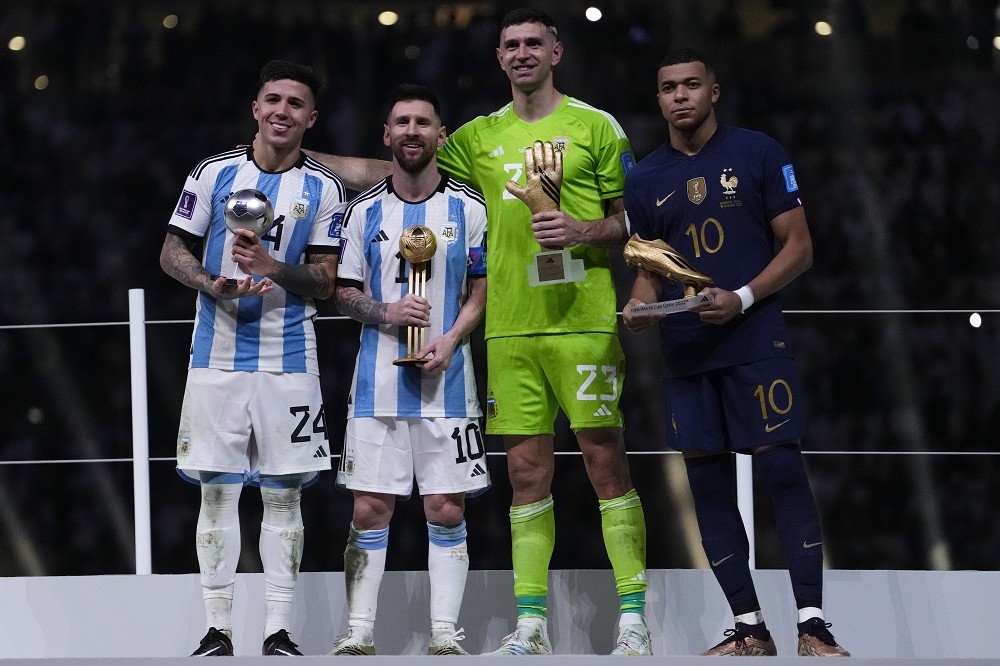 阿根廷中場費南德茲（左起）榮膺卡達世界盃「最佳年輕球員」，梅西再獲「金球獎」，馬蒂內茲獲得「金手套獎」；法國前鋒姆巴佩則以8顆進球獲得「金靴獎」。（美聯社）
