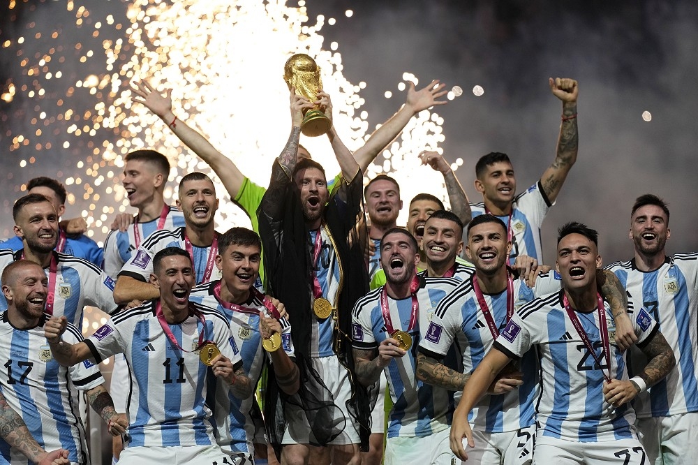 阿根廷拿下隊史第3冠，全隊興奮慶祝。（美聯社）