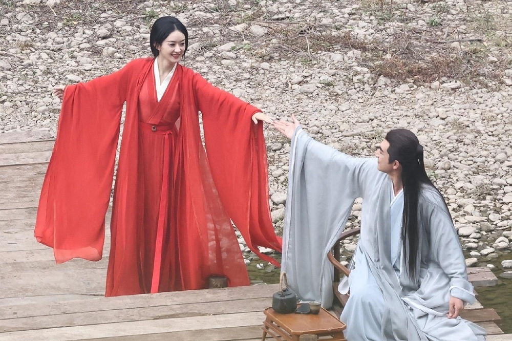 中國頂流女星趙麗穎（左）、林更新主演的古裝新戲《與鳳行》，最新劇照曝光，兩人眼神甜蜜交流，網友直喊根本就是《楚喬傳》CP再現。（取自微博）
