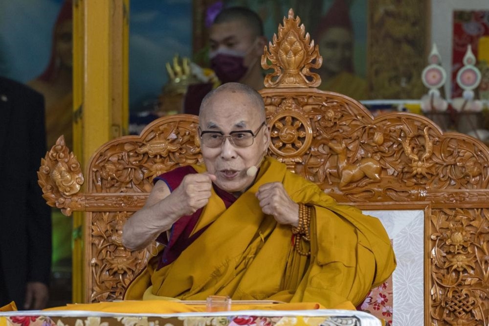 《梦回西藏》中一名受访者说：「无论中国政府试图做什么，都无法降低达赖喇嘛的道德地位。」（美联社）(photo:UpMedia)